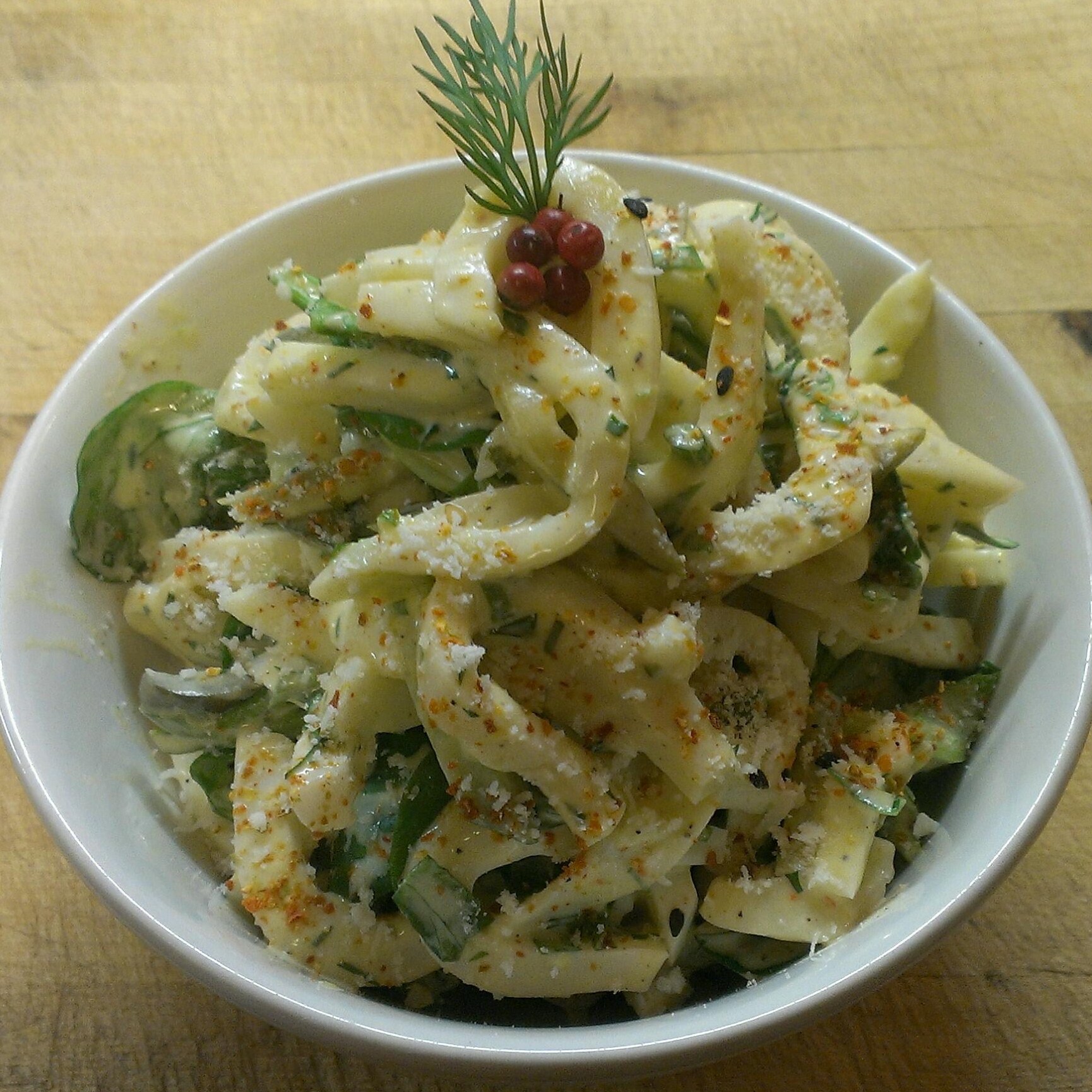 Салат с кальмарами и солеными огурцами и шампиньонами Салат с кальмарами и солеными огурцами и шампиньонами