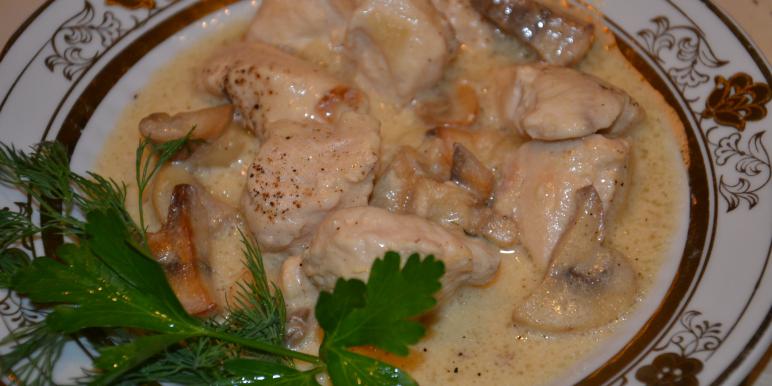 Курица с грибами, тушеная в сметане Курица с грибами, тушеная в сметане