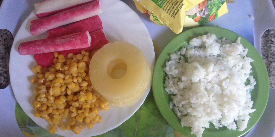 Салат с крабовыми палочками и ананасами Салат с крабовыми палочками и ананасами