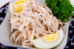 Приготовить тушеную капусту с мясом и грибами