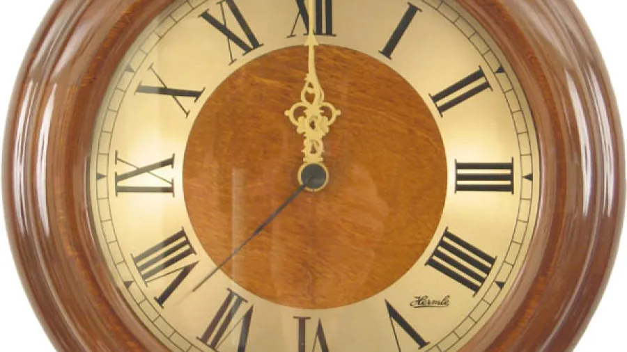 часы в интерьере