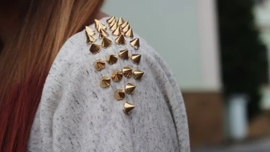 Интересные идеи, как украсить старый свитер