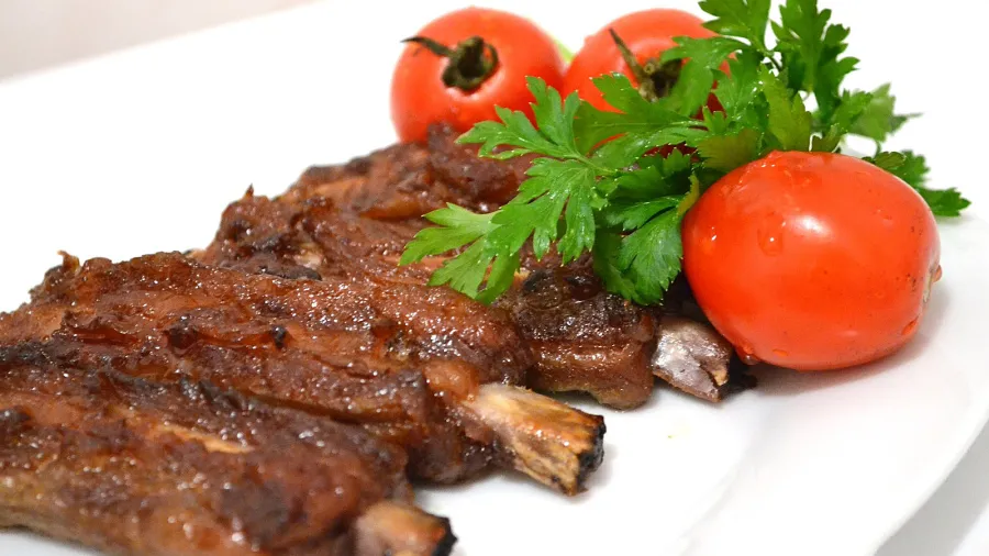Банкетные блюда: мясные ребрышки