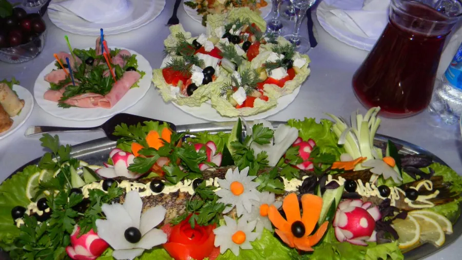 Сервировка новогодних салатов